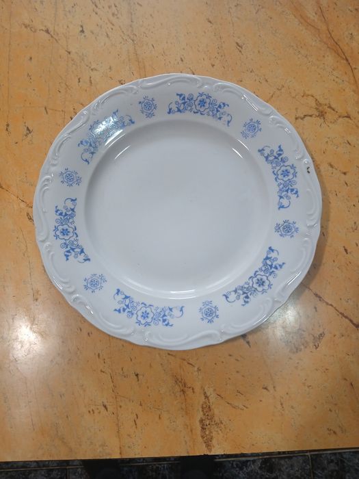 Порцеланови чинии за хранене нови