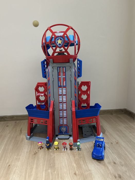 Базата на Пес Патрул с колата на Чейс и кученцата