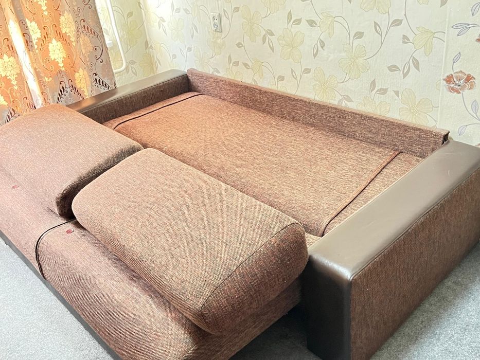 Продам раскладной диван с подушками