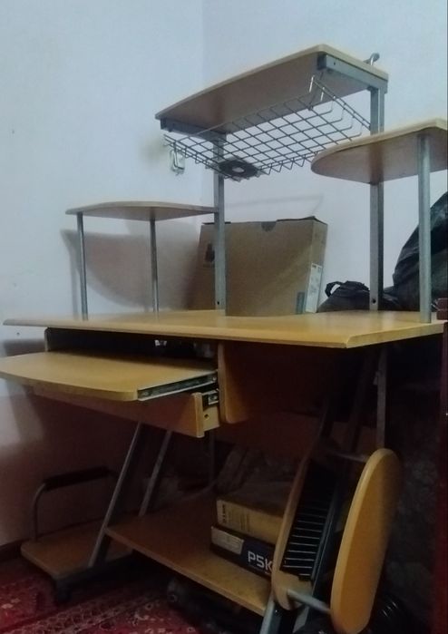 Компьютерный стол продаётся