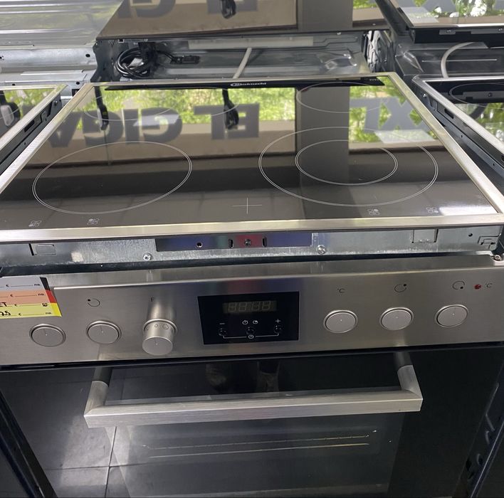 Фурна за вграждане с плот Bauknecht 65 l