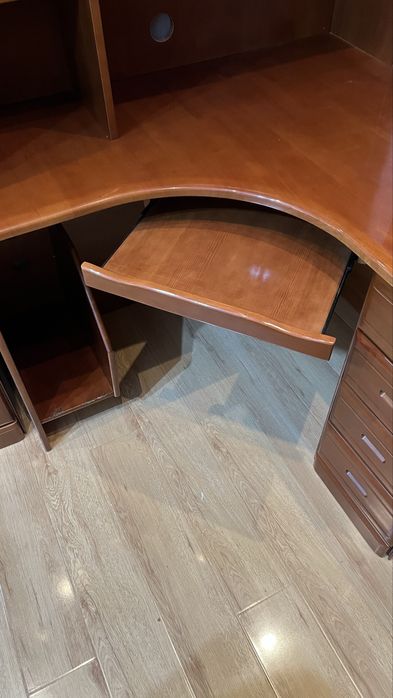 Компьютерный стол с полками