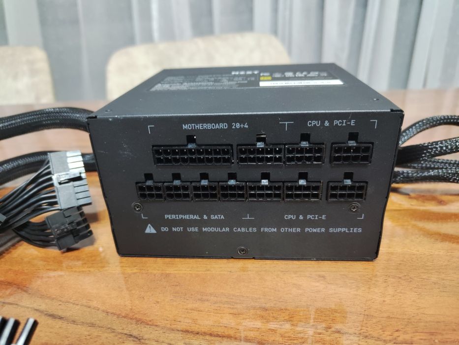 Продавам работещо модулно захранване NZXT C1000  1000W 80+ Gold