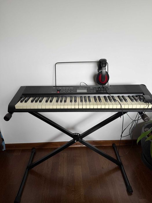Синтезатор Artesia Ringway TB100, 61 клавиша със стойка и слушалки