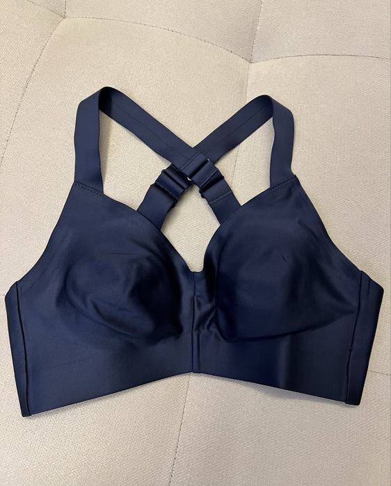 Спортен топ Alo Yoga Airlift Strength