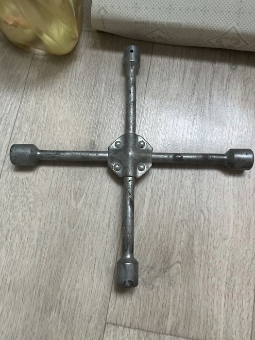 Баллоный ключ для авто