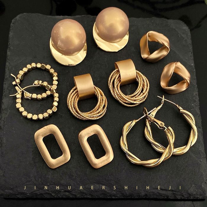 Трендовые серьги под латунь