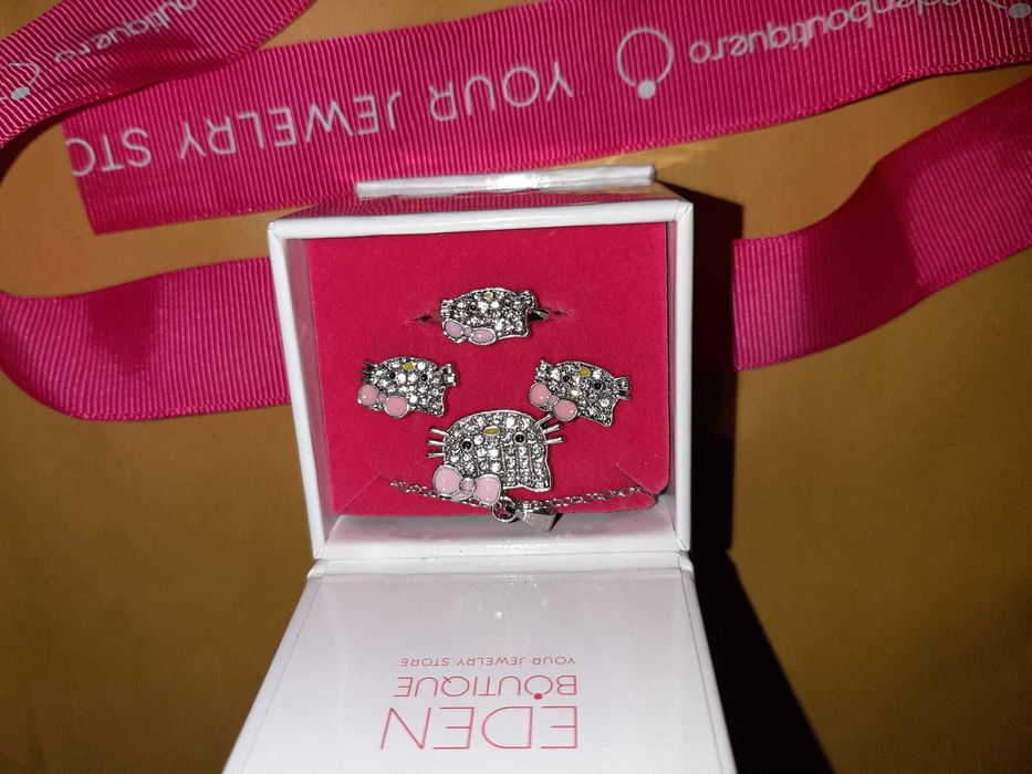 Set cadou Hello kitty cu strasuri - inel, lantisor, cercei