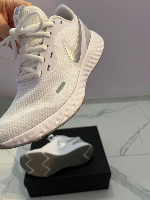 Сникърси Найк, бели, носени 2-3 пъти, като нови. Много удобни