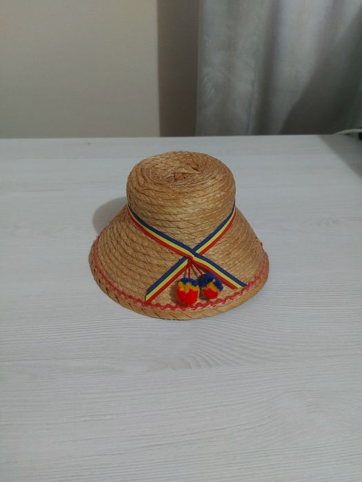 Clop palarie traditionala si bancnota 2000 de lei