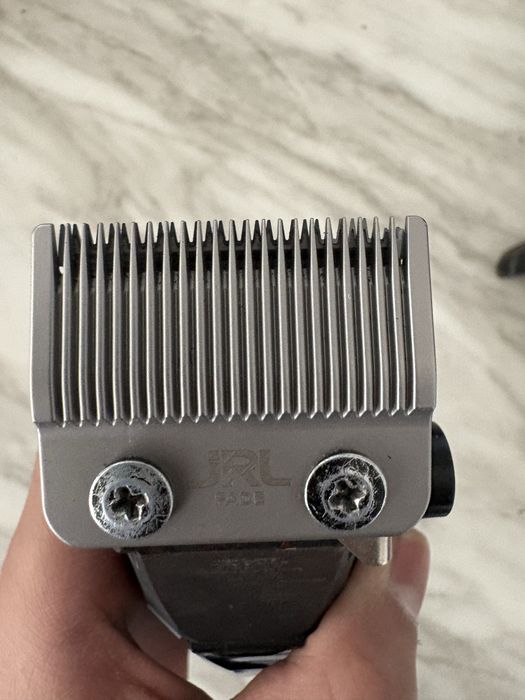 Продавам професионална машинка за подстригване JRL – цялостен комплект