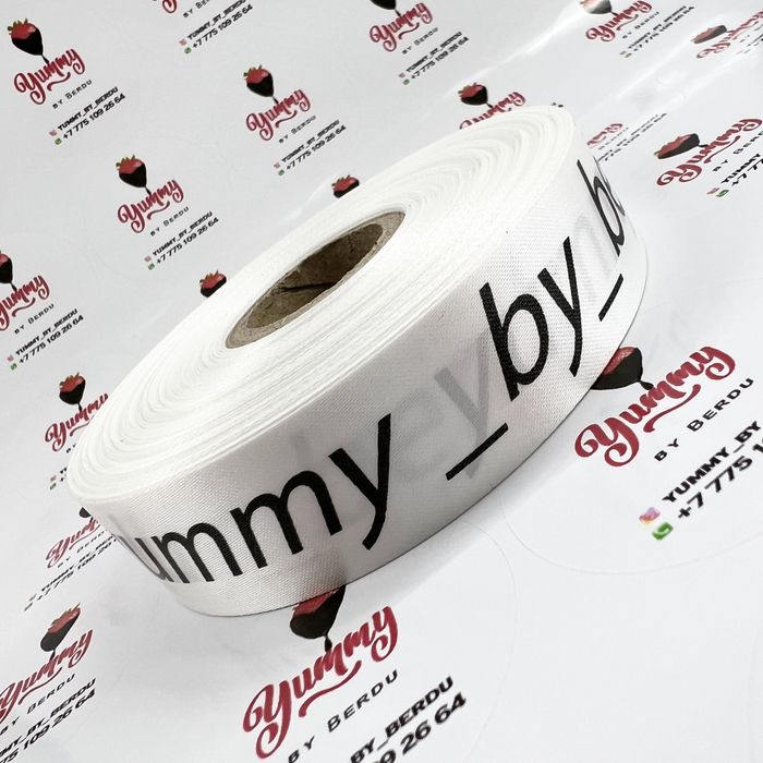 Печать на лентах стикеры бирки