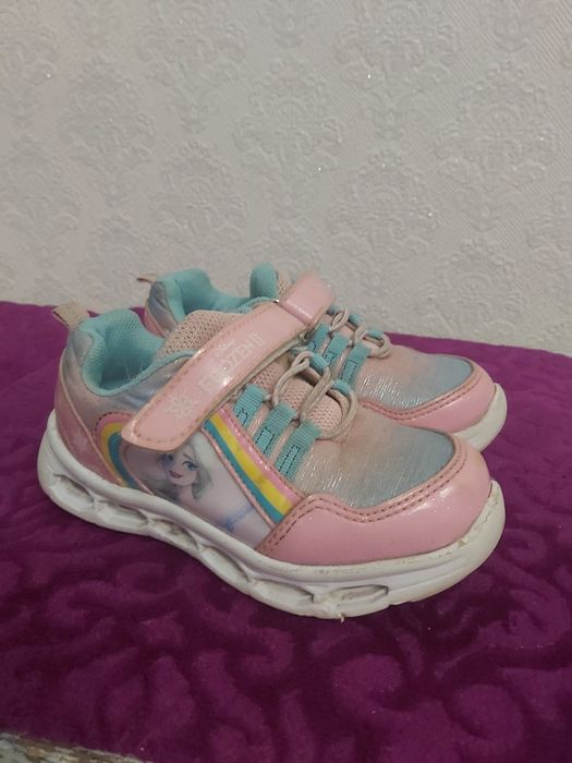 Кроссовки для девочек