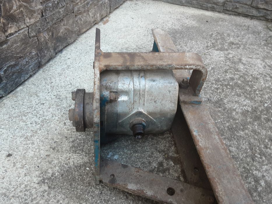 Vând pompă   hidraulică