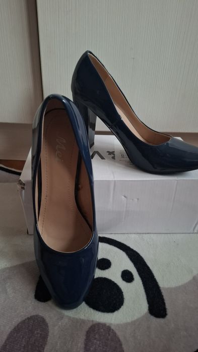 Тъмносини обувки на ток