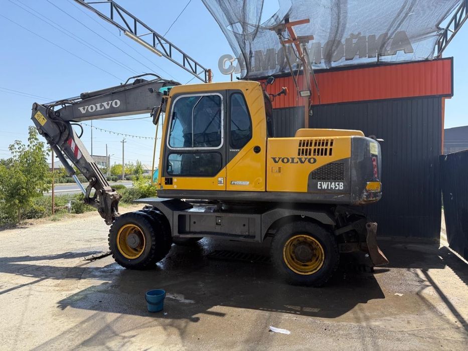 Экскаватор Volvo с водителем