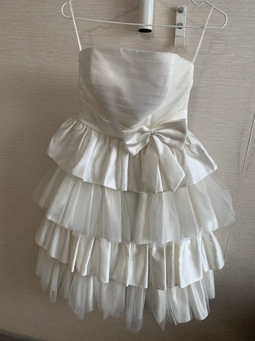 Соочно все распродаю в связи с переездом!!! Платье красивое 42 размер