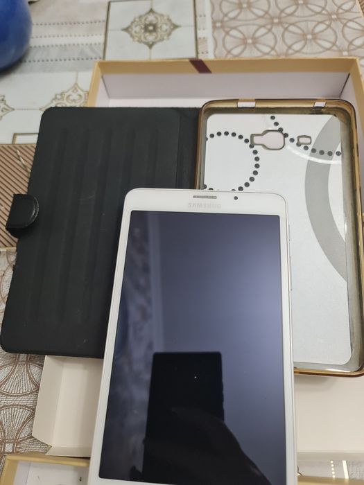 Планшет Samsung Galaxy Tab A6 (в комплекте с чехлами)