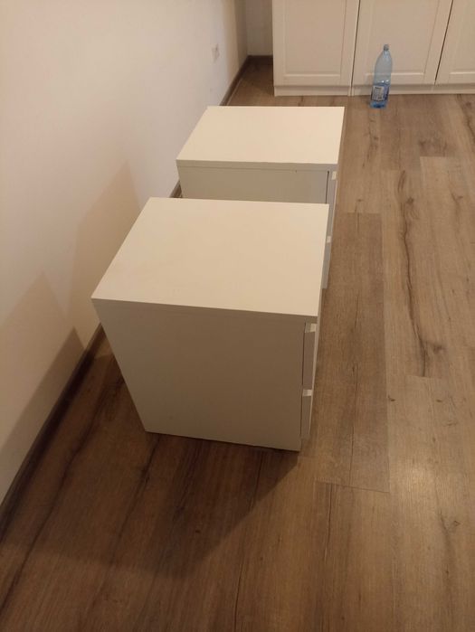 Vând noptiere Ikea