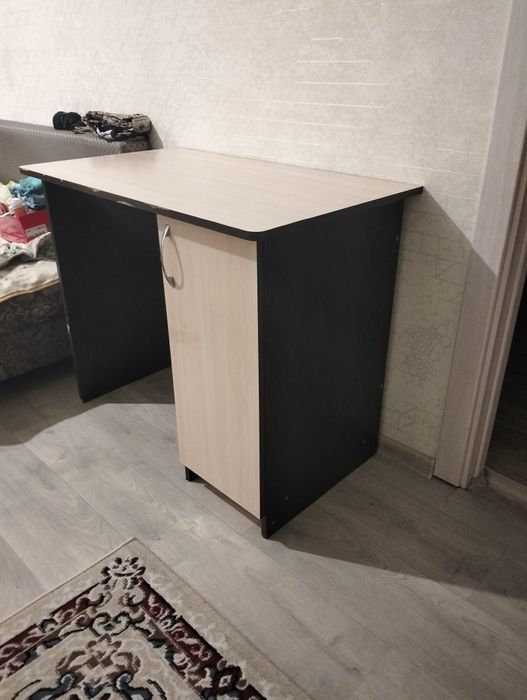 Продам б/у стол.