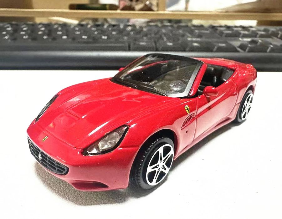 Ferrari California Macheta Burago 1:43