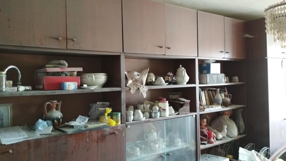 Секция за хол с шкафове и гардероб, диван и фотьойли