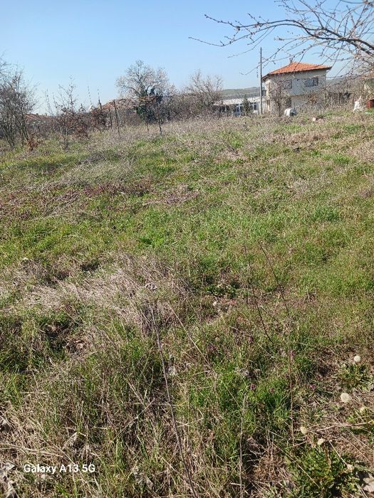 Обработваема земя Отдават 2дка 2ра кат.зем.земя в Черни връх общ.Камен