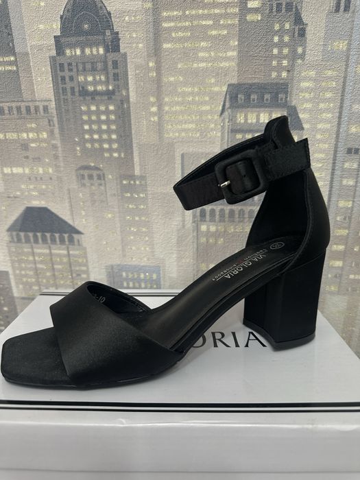 Продам новые босоножки