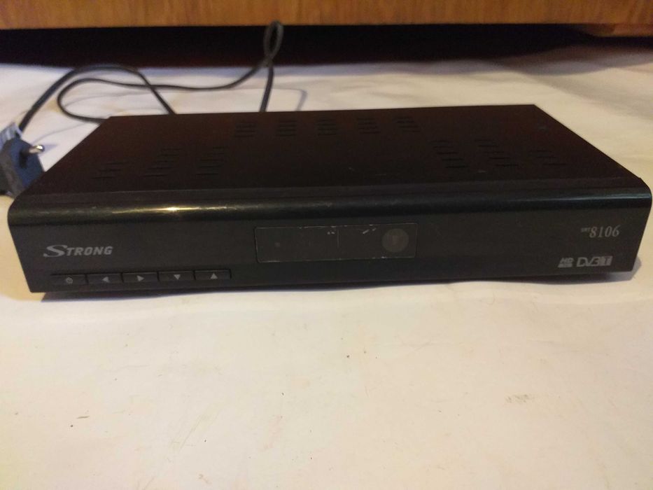 3 receiver/receptor satelit si cablu:STRONG 8106;‐HUMAX F1;Technisat