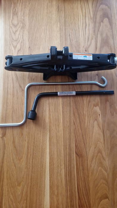 Крик за лека кола и ключ за гуми