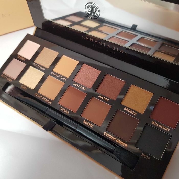 Fard ochi/ Soft Glam Anastasia  BH 14 nuante- cadoul perfect