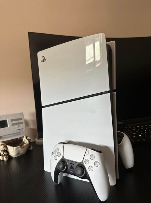 PS5 1TB cu disc + 2 controllere