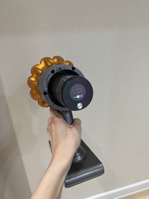 Вертикальный пылесос Dyson V15.