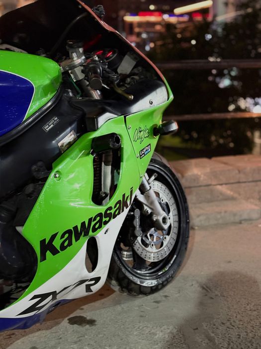 Продавам кавасаки zx7r 750