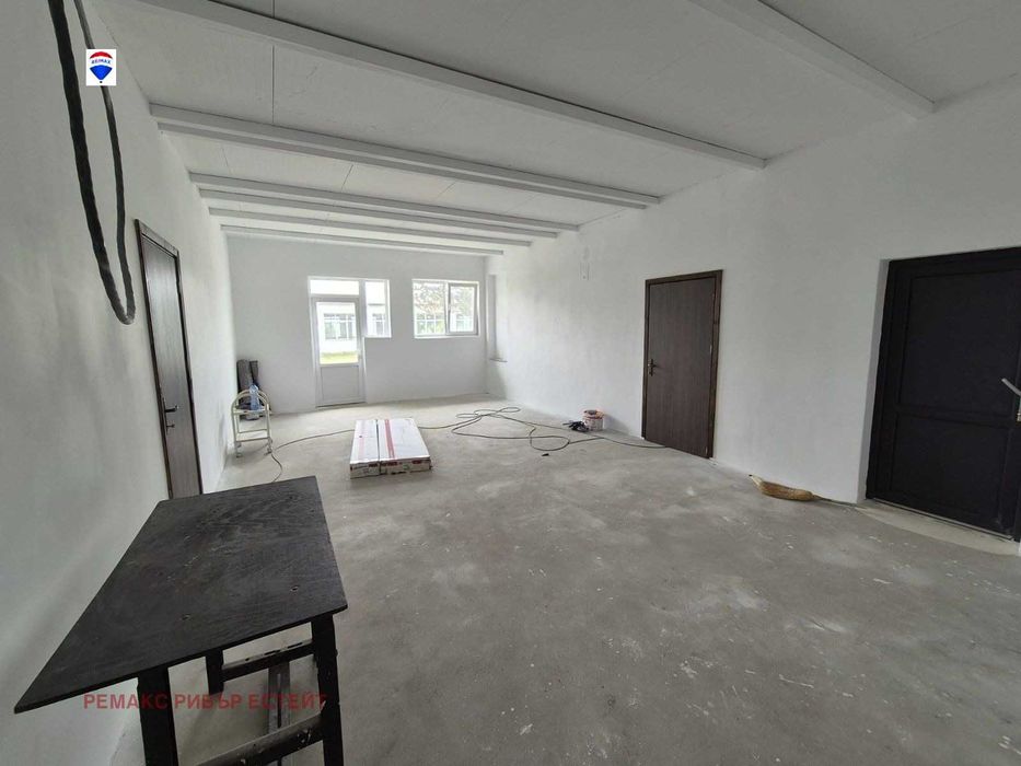 Дава се под наем Промишлена сграда в с. Смирненски, Област Русе - 365 кв.м за 1000 € - Снимка #4