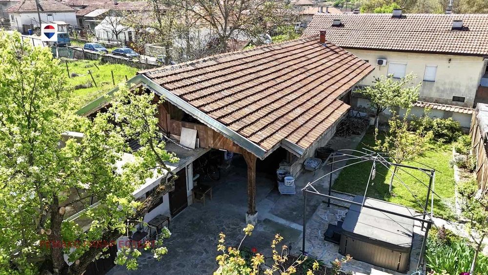 Къща на два етажа за продажба в с. Красен