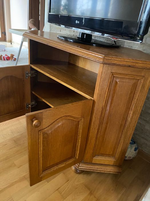 Vand comoda din lemn masiv.