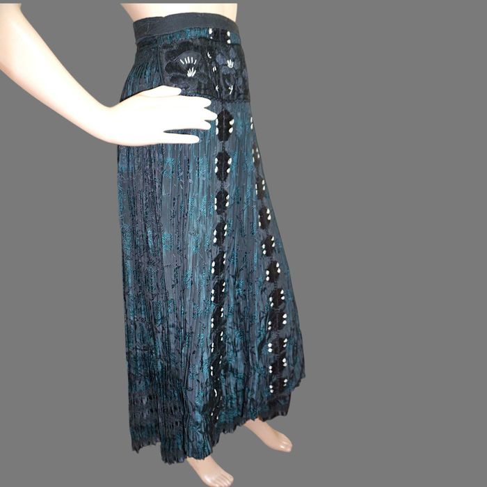 Zadie veche zona Cluj cu fusta de matase plisata, costum popular Cluj