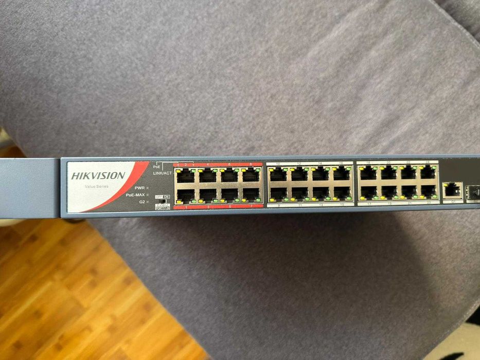 Switch 24 porturi Hikvision+Prinderi Rack