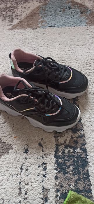 Продам обувь новые сланцы