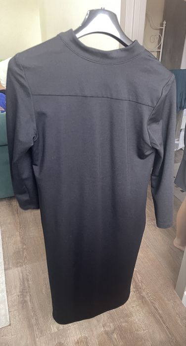 Черное платье удобно для кормящих