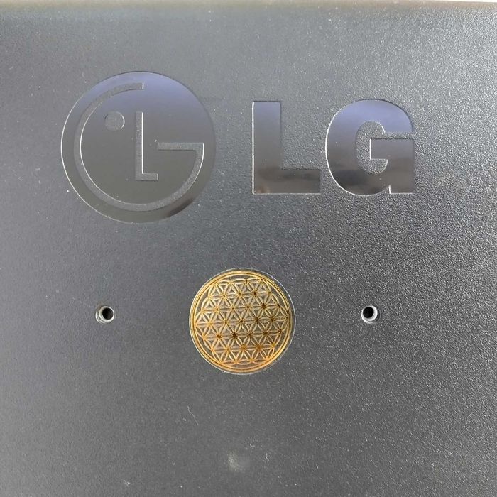 Продавам корпус (заден капак и предна рамка) от LG 24MT58DF-PZ