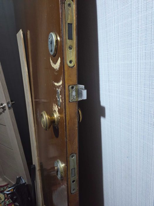 Продадим дверь из дерева