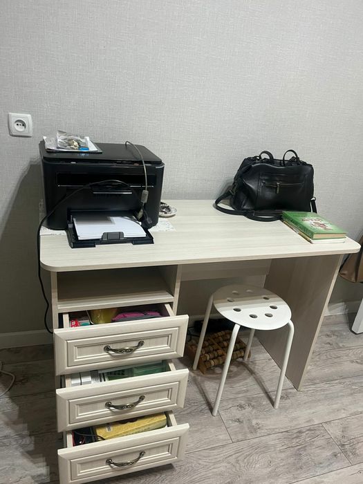 Мебель: письменный стол и шкаф для одежды