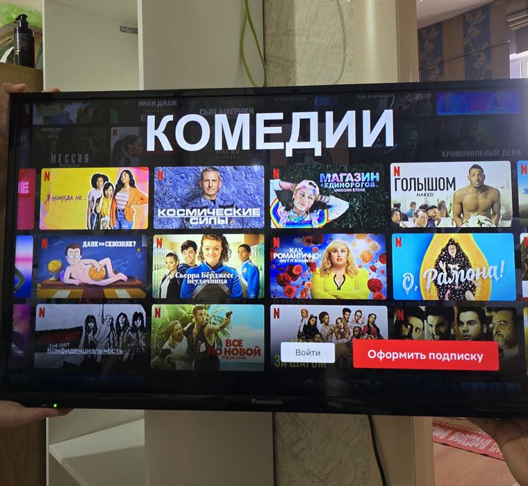 Телевизор Panasonic  размер 71 на 40 см.