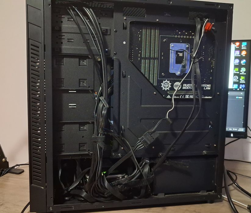Desktop PC i7-6700 + 24GB DDR4 2133mhz CL15 Kingston + 240GB SSD SATA 3 Kingston + MSI B150M Bazooka, Sursa KEEPOUT FX900, 900W, 85+, PFC Activ,