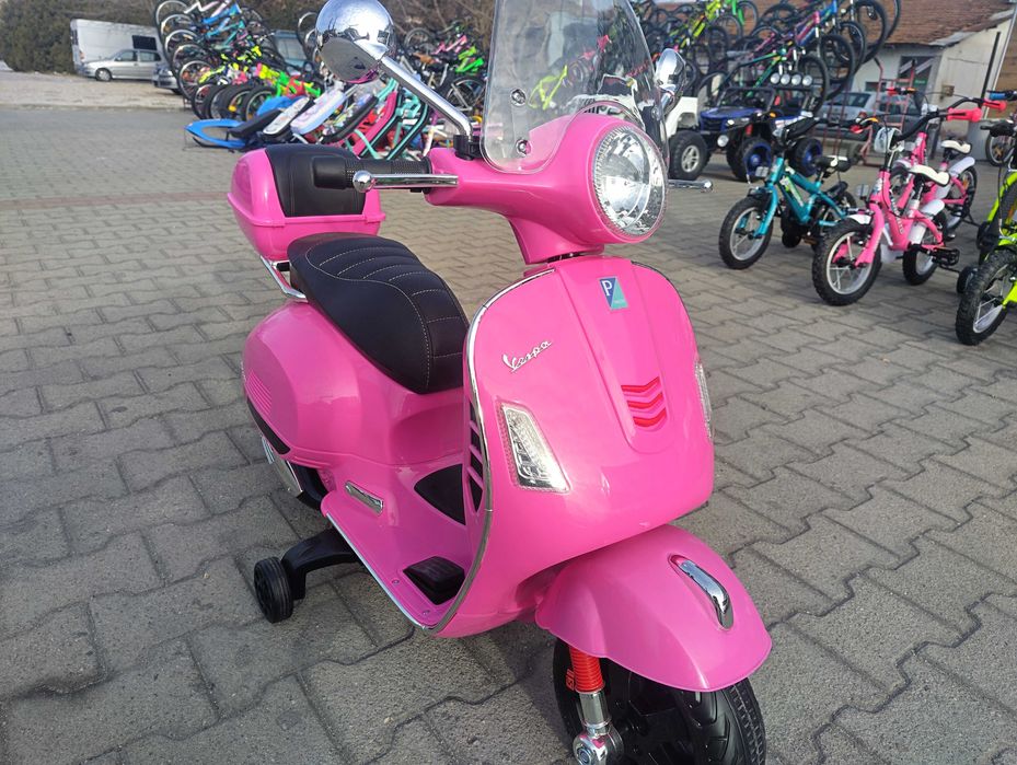 VESPA Акумулаторен мотор голям Vespa GTS Super Розов