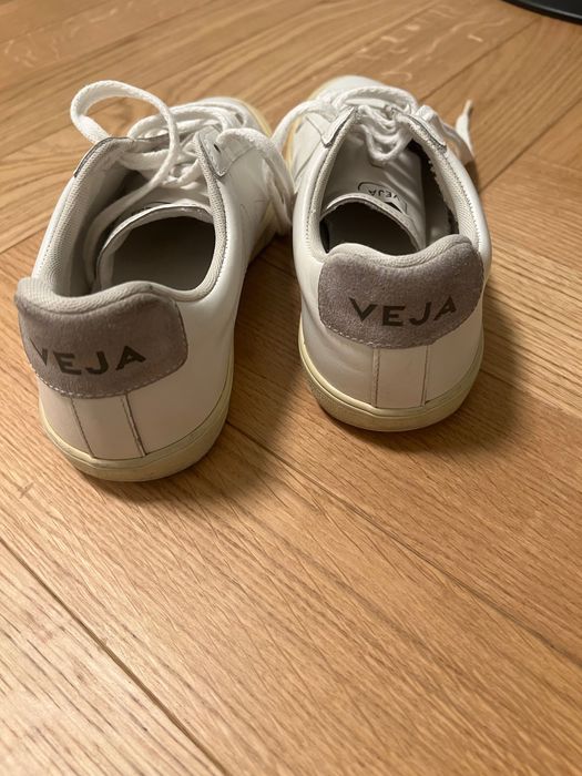 Бели кожени кецове Veja