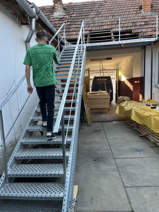 Scări metalice zincate