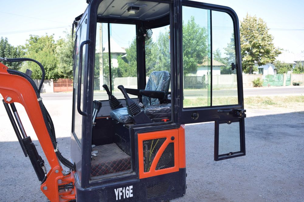 Miniexcavator pe șenile SMACH YF16E – Cabină închisă